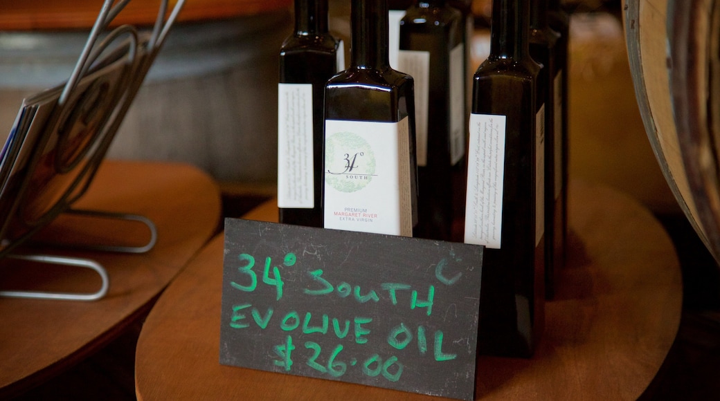 ザナドゥ ワイナリー どの含み 屋内の眺め と ドリンクあるいは飲み物