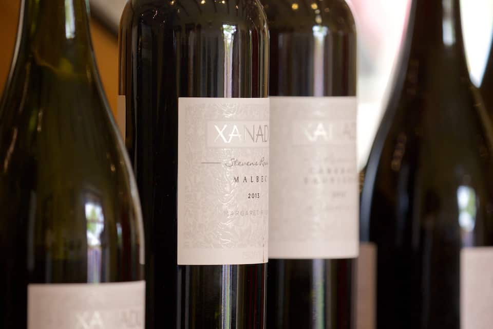 Plusieurs bouteilles de vin, toutes munies d’une étiquette.