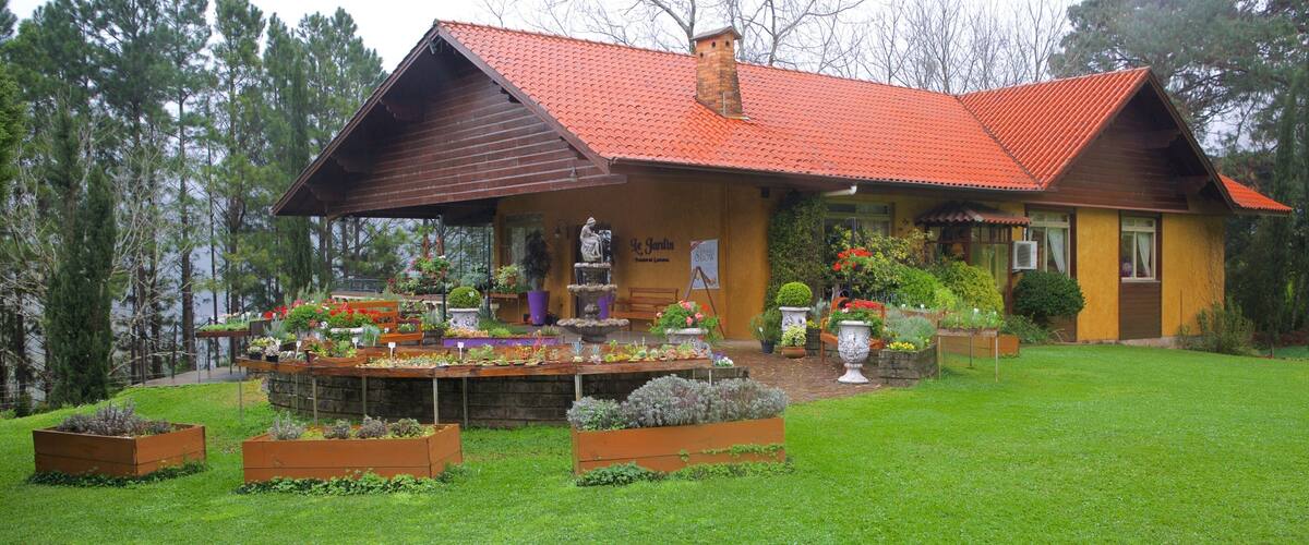 Le Jardin Lavender Park showing a garden