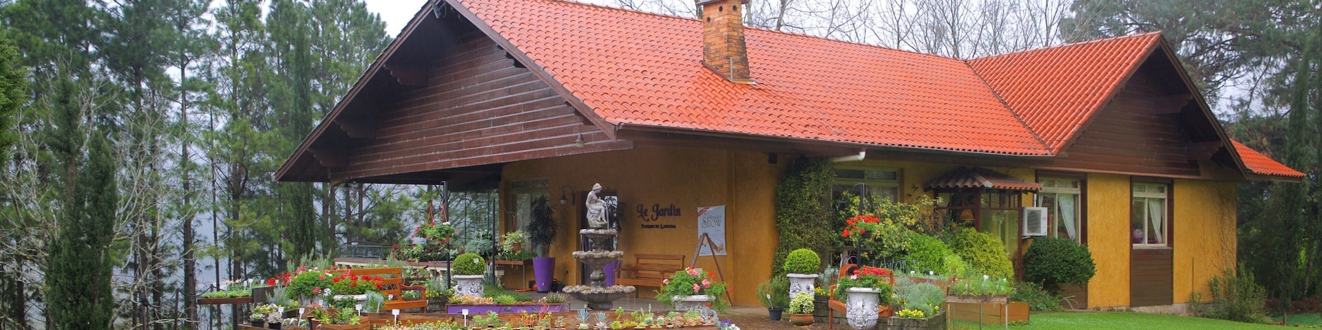 Le Jardin Lavender Park showing a park