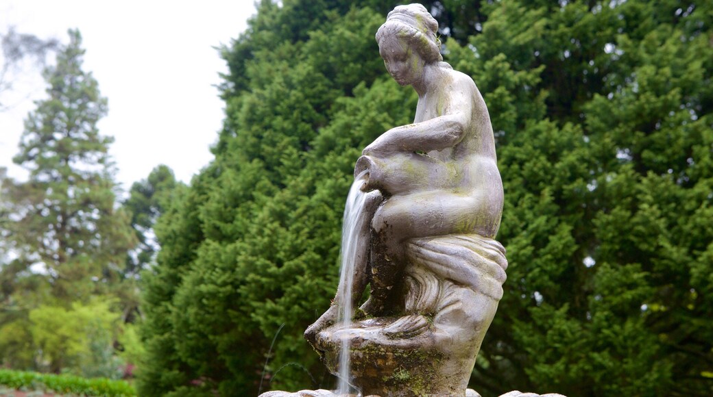 Le Jardin Lavender Park featuring a fountain and a statue or sculpture