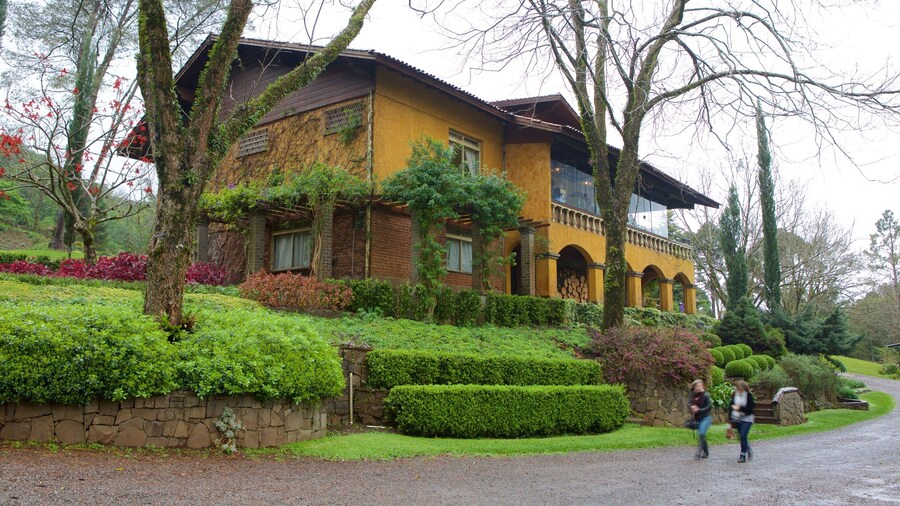 Le Jardin Lavender Park showing a park