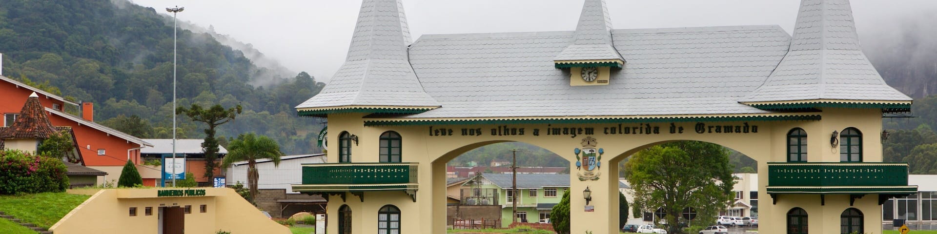 Portico via Taquara showing a city, signage and street scenes