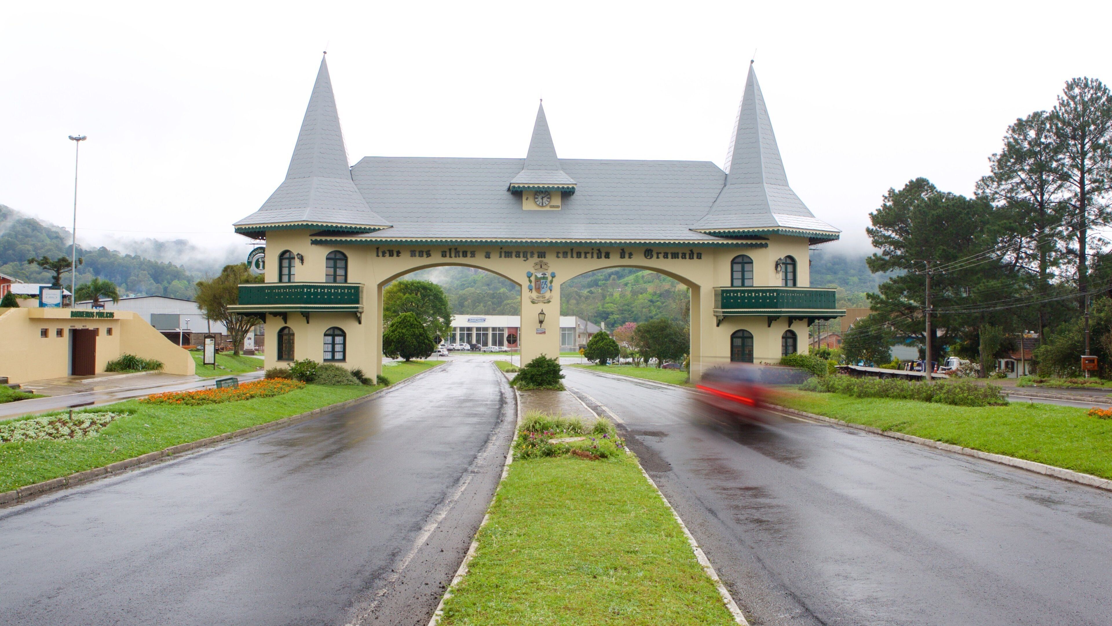 Taquara Gateway featuring signage, street scenes and a city