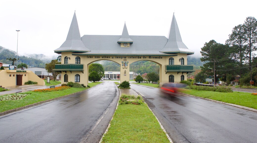 Taquara Gateway featuring signage, street scenes and a city