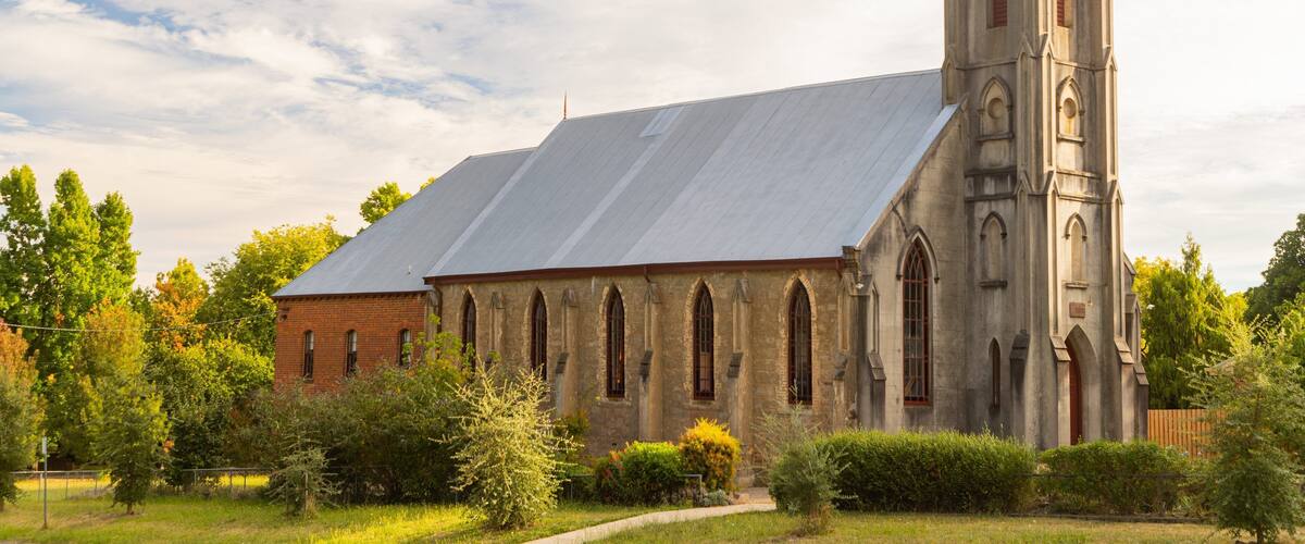 Town Hall Gardens which includes a church or cathedral and heritage architecture