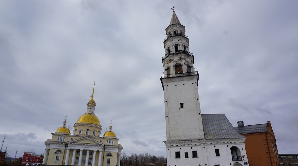 From this perspective it looks like both of them are leaning, but in reality the tower is the only one off kilter. (Well, I'm off balance too.) The church is perfectly normal.