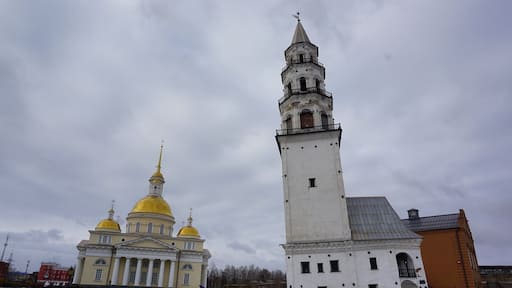 From this perspective it looks like both of them are leaning, but in reality the tower is the only one off kilter. (Well, I'm off balance too.) The church is perfectly normal.