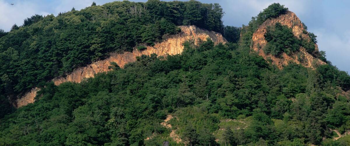 Sporenberg am Odenwaldrand bei Dossenheim mit Steinbruchspuren