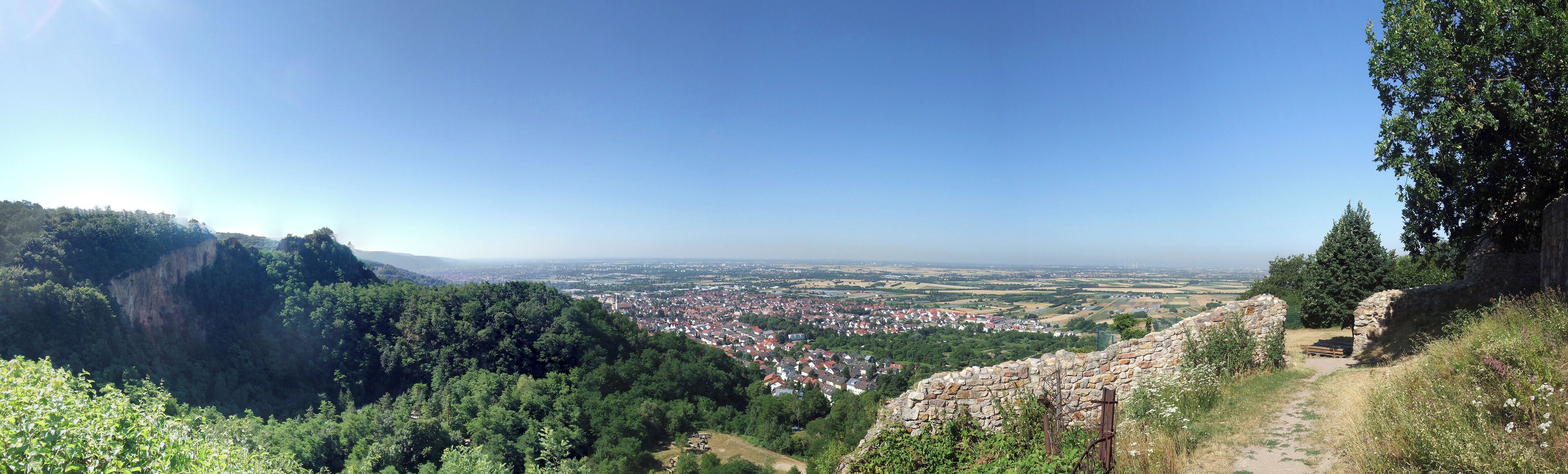 Schauenburg-Ruine: Blick über Dossenheim Richtung Heidelberg