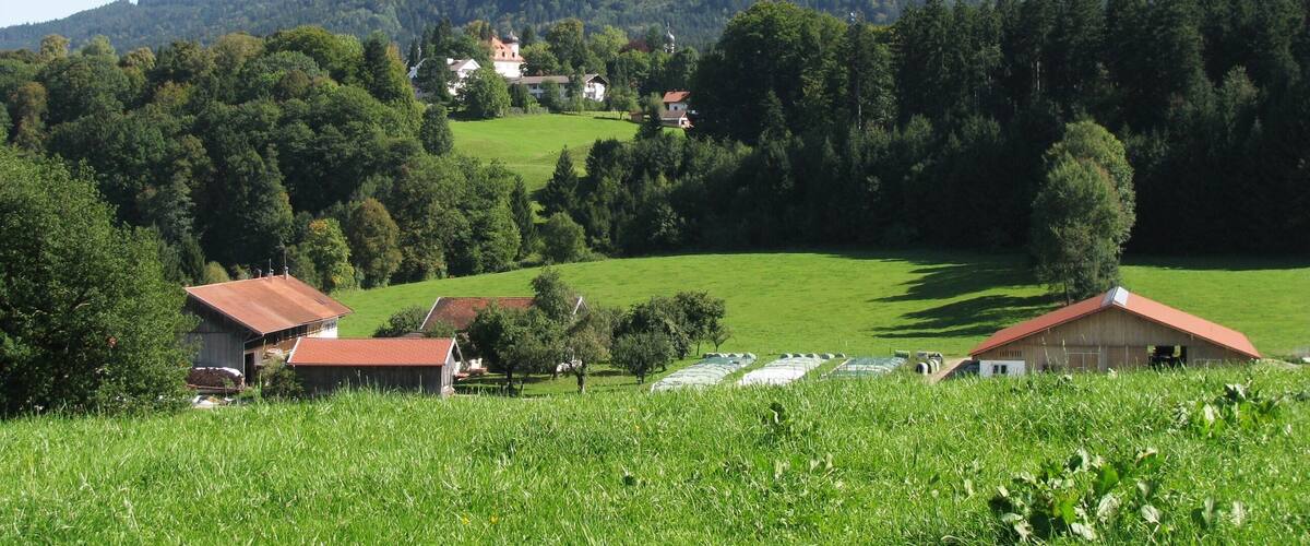 Blick von Bad Heilbrunn (nähe Schönau) zum Stallauer Eck (rechts, 1215 m) und Blomberg (links, 1248 m).
