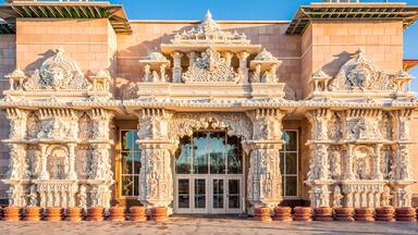 Um templo com esculturas detalhadas e uma grande entrada em arco.