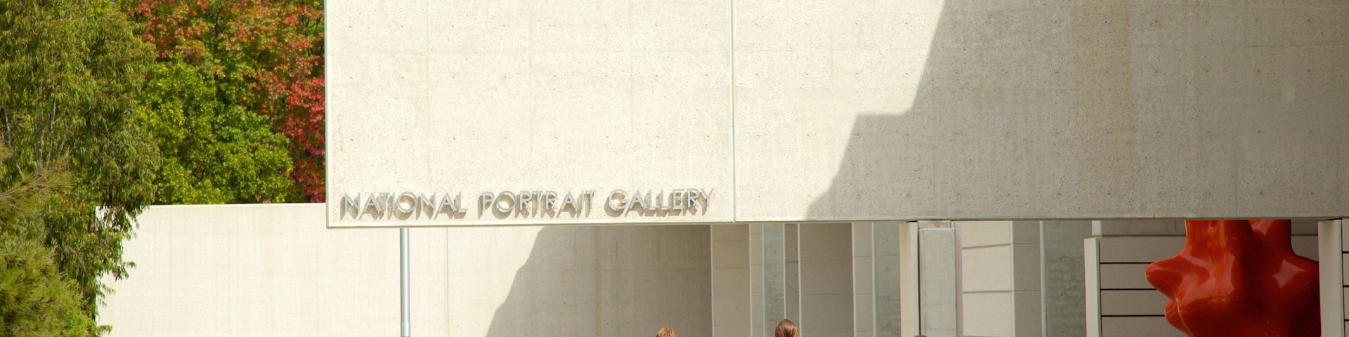 National Portrait Gallery assim como um pequeno grupo de pessoas