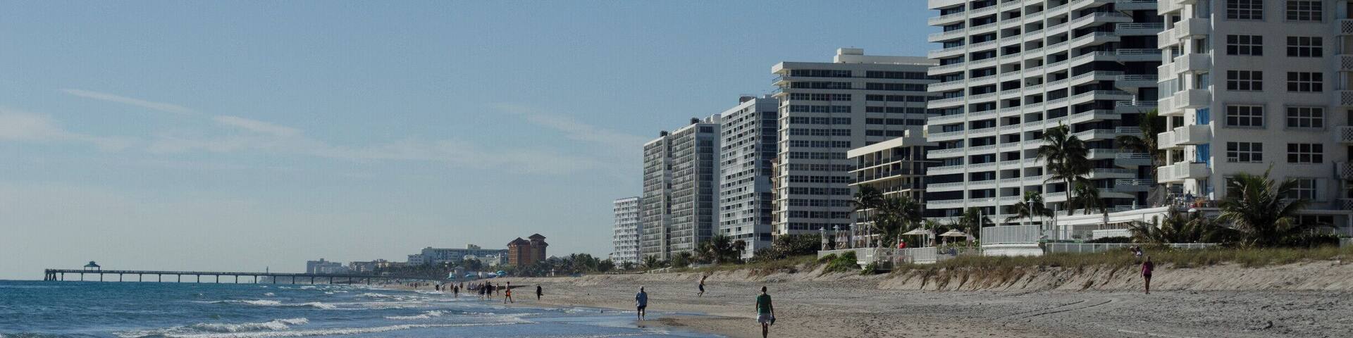 South Inlet Park is a nice park and beach for people of all ages. Watch the boats come in and out of the inlet. Clean. Lots of shells.