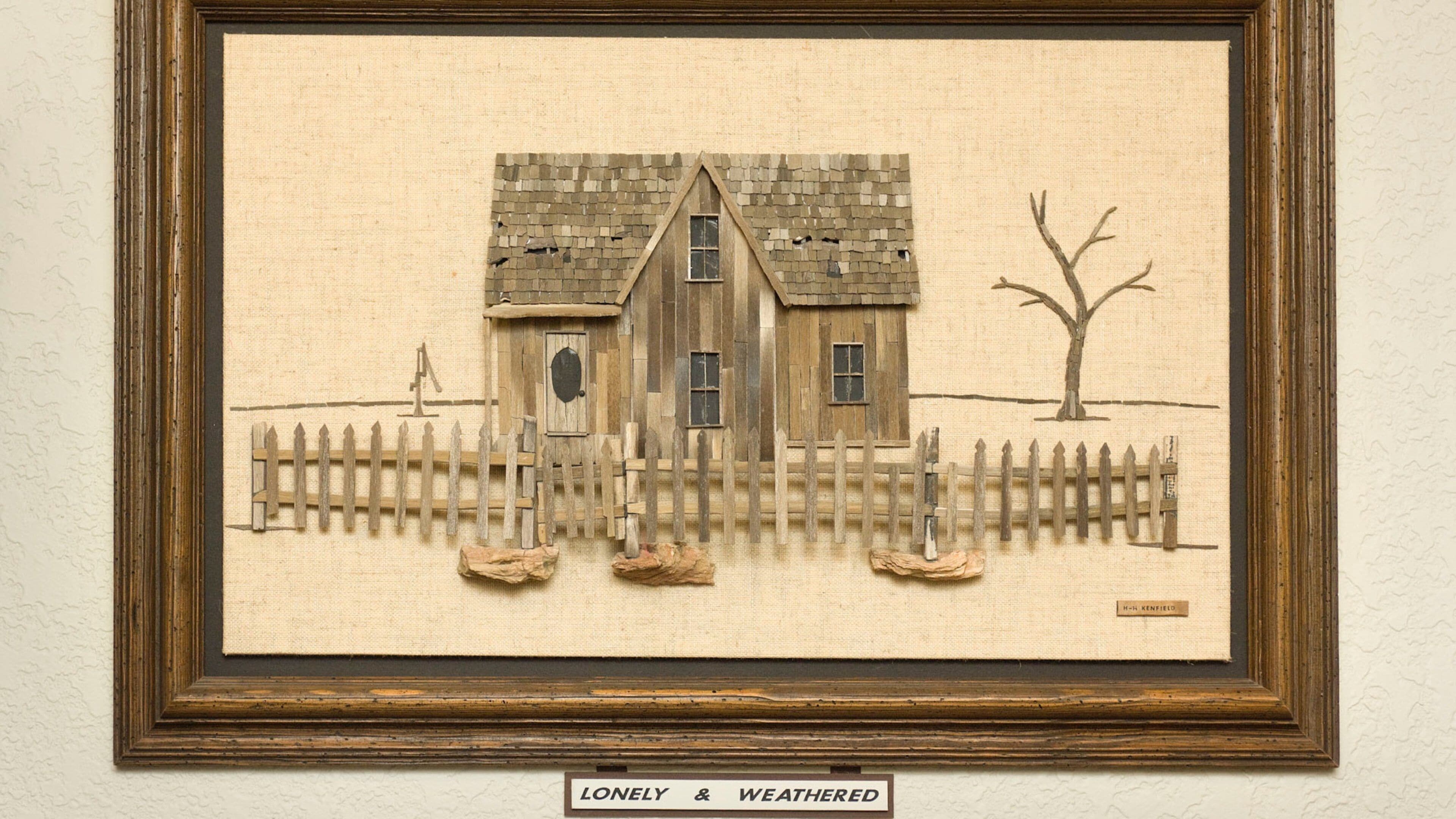 Galería de madera petrificada mostrando arte y vistas de interior