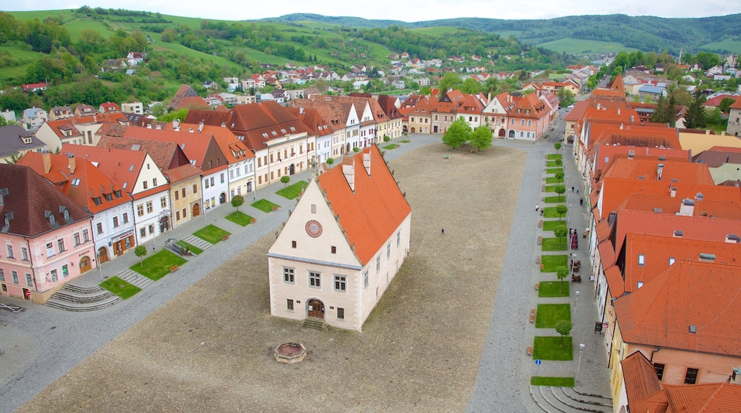 Bardejov-torget som inkluderar gatuliv och ett torg