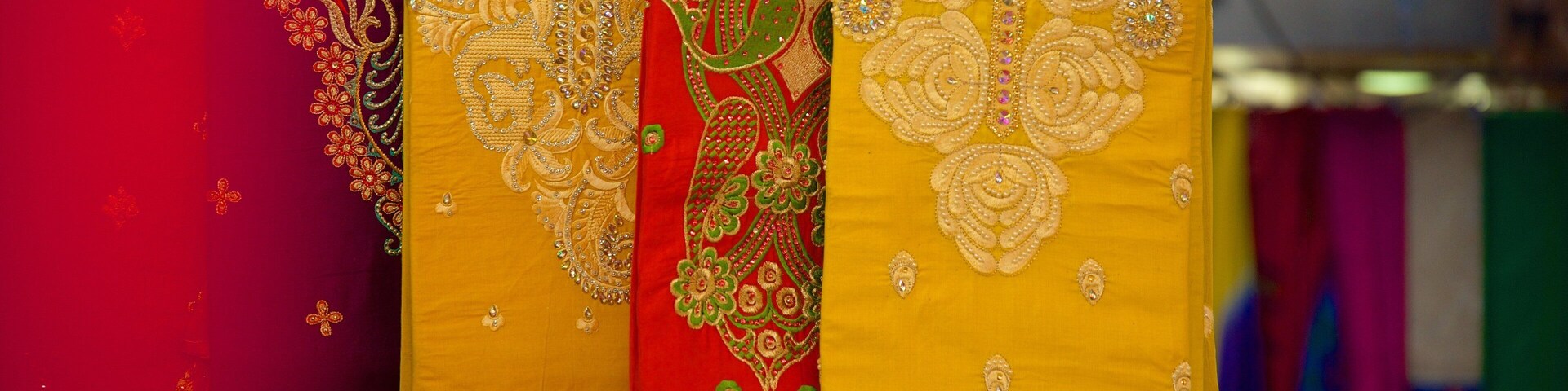 Diversos tejidos con ricos bordados en rojo, amarillo y verde.