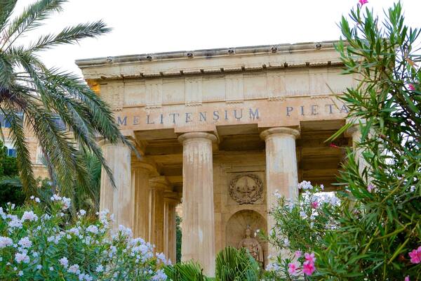 Lower Barrakka Gardens which includes a garden, heritage architecture and flowers