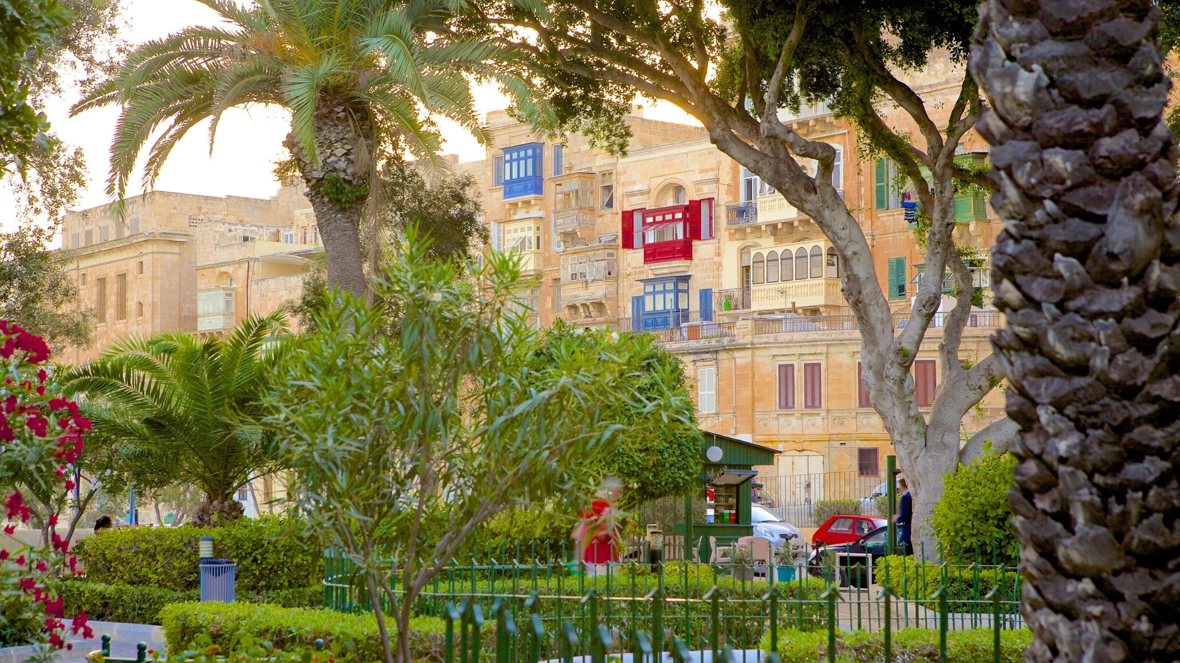 Jardin inférieur de Barrakka montrant patrimoine architectural et parc