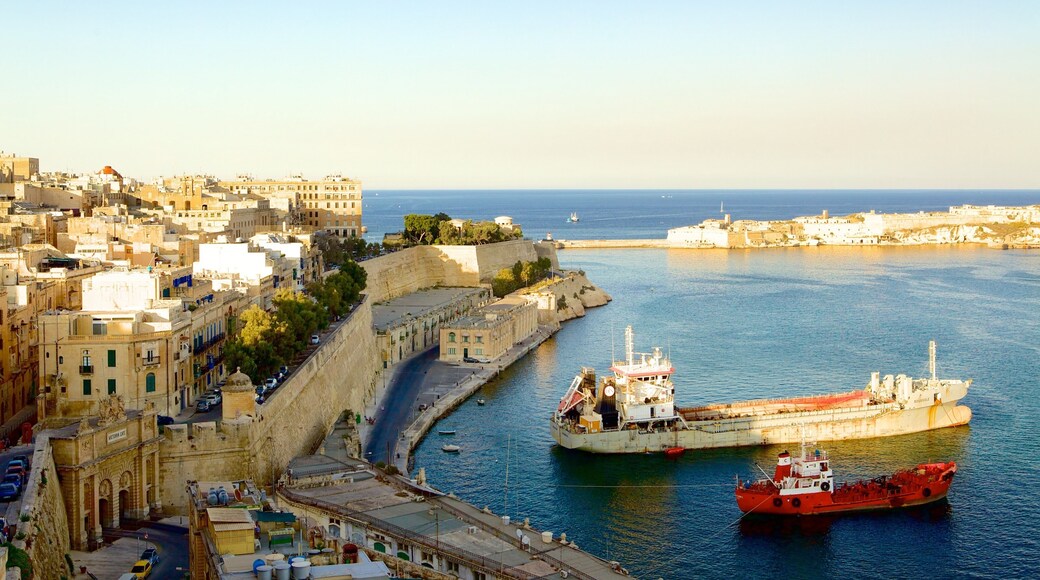 Jardines de la Barraca de arriba ofreciendo arquitectura patrimonial, una bahía o un puerto y vista general a la costa
