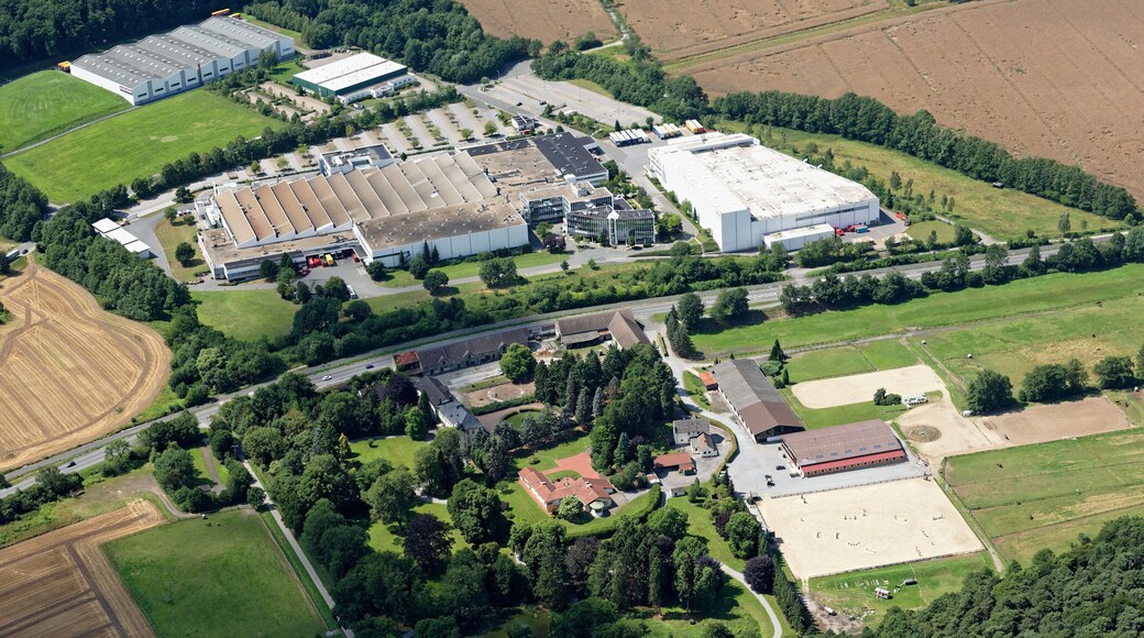 Luftaufnahme: Bundesstraße 7 in Hemer, Nordrhein-Westfalen; unten Edelburg mit Reitanlage, oben Gewerbegebiet u.a. mit Grohe-Werk und -Logistikzentrum