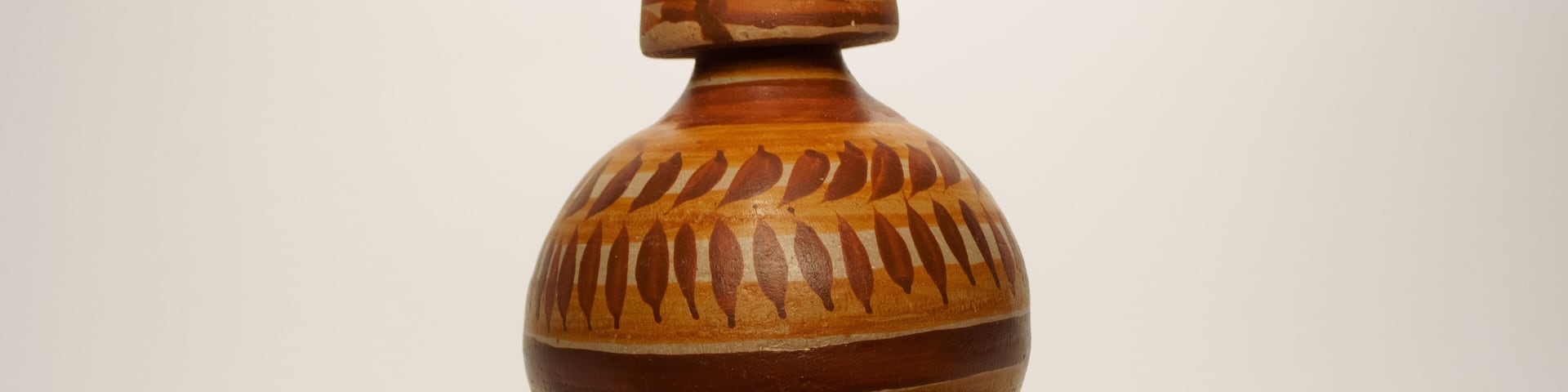 Cantimplora de agua antigua, sobre fondo blanco.