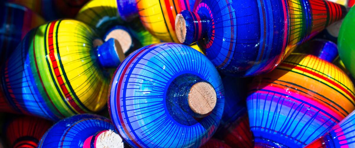 Hay muchos trompos con muchos colores.