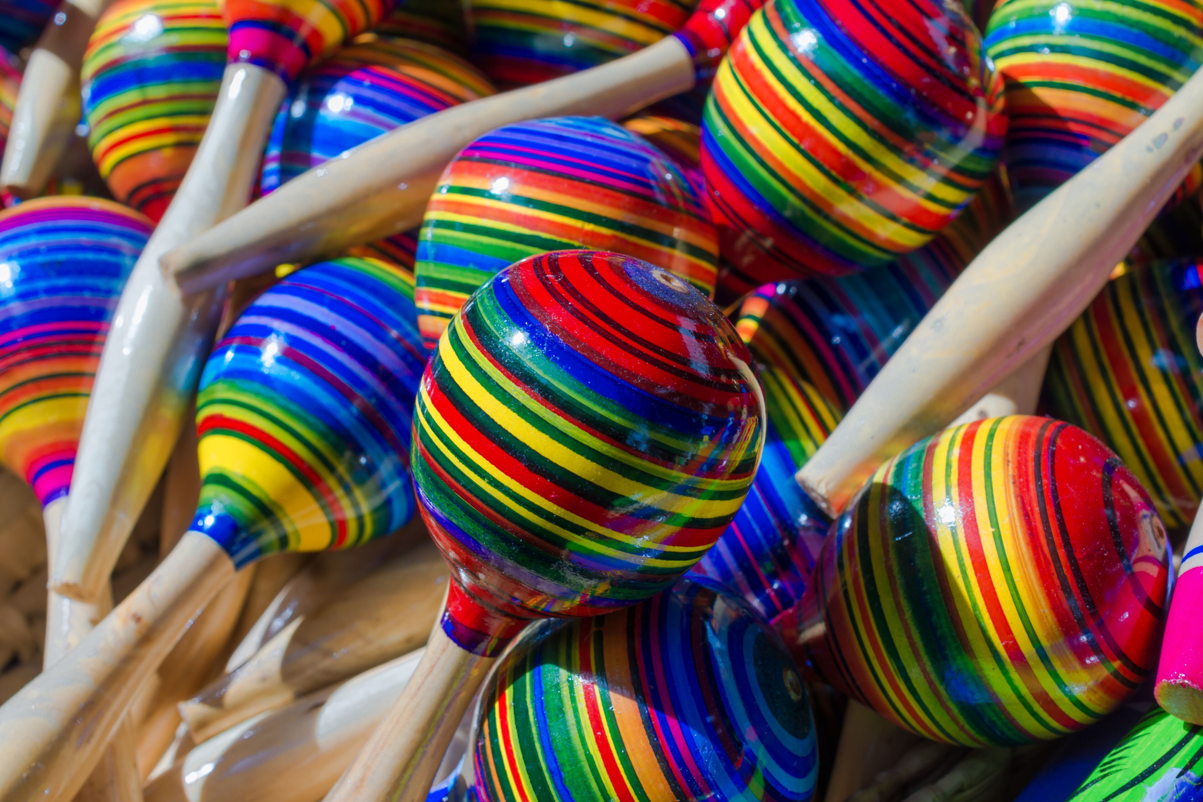 Hay muchas maracas de colores.