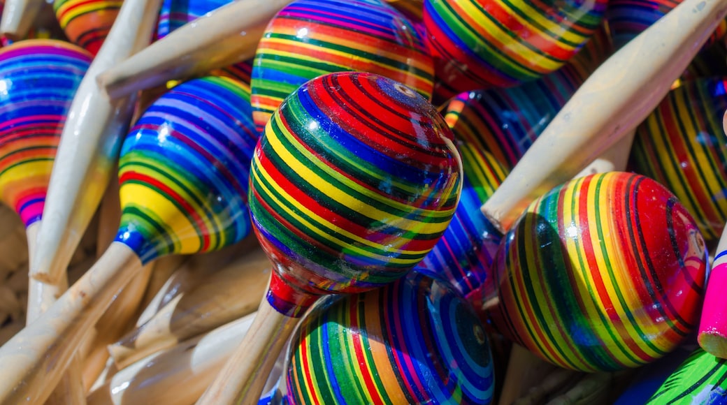 Hay muchas maracas de colores.