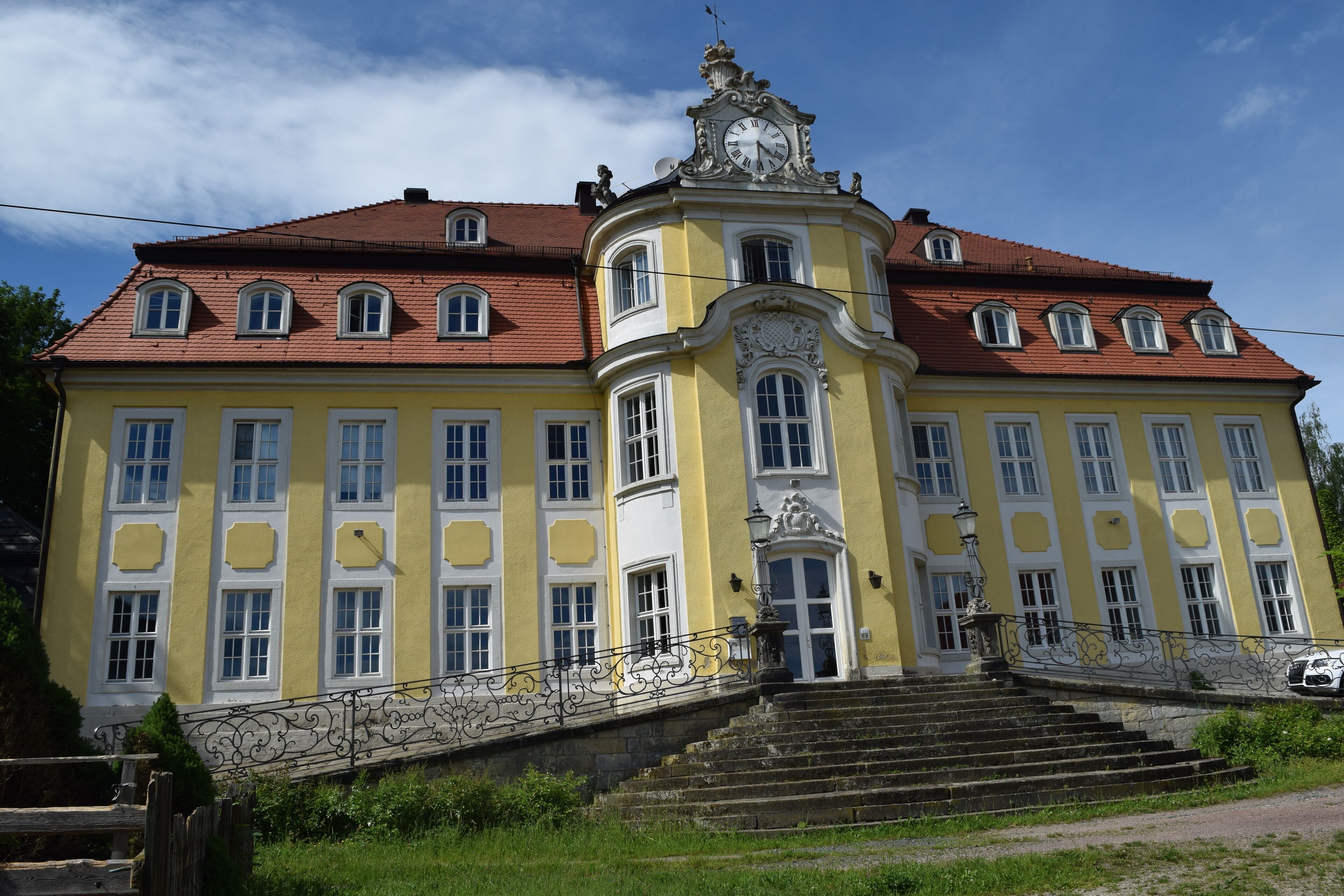 Südfassade des Chorener Rokoko-Schlosses, wie sie sich vom Schlossberg her dem Betrachter darstellt.