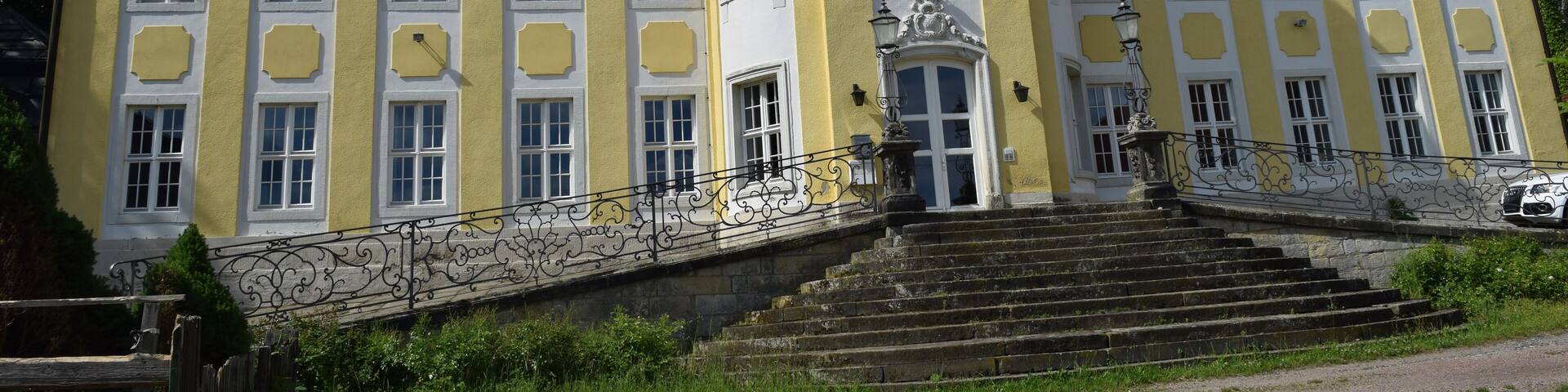 Südfassade des Chorener Rokoko-Schlosses, wie sie sich vom Schlossberg her dem Betrachter darstellt.