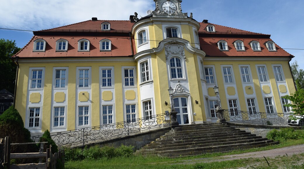 Südfassade des Chorener Rokoko-Schlosses, wie sie sich vom Schlossberg her dem Betrachter darstellt.