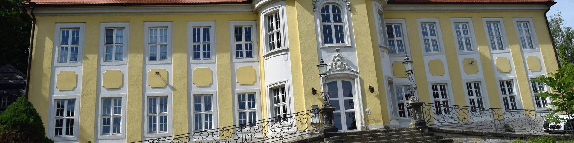 Südfassade des Chorener Rokoko-Schlosses, wie sie sich vom Schlossberg her dem Betrachter darstellt.