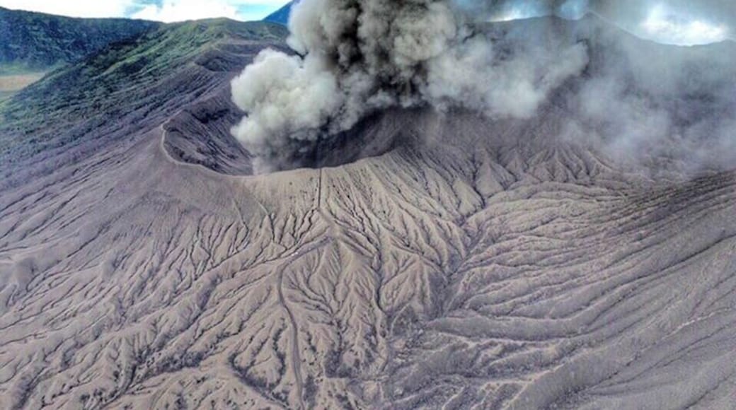 So while the group are walking to the temple at the base of the volcano I made the Phantom earn its keep this morning. Getting up close and personal with Guning Bromo. Photos from inside the crater to come 😀😀😀 #indonesia