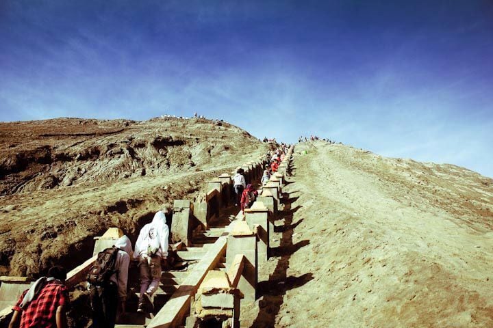 250 stairs to see the crater. #lifeatexpedia #indonesia #bromo