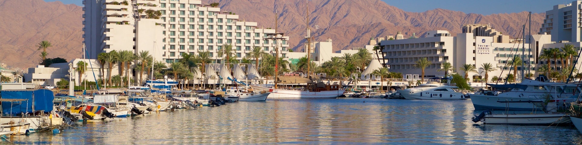 Marina de Eilat caracterizando uma baía ou porto e um hotel de luxo ou resort