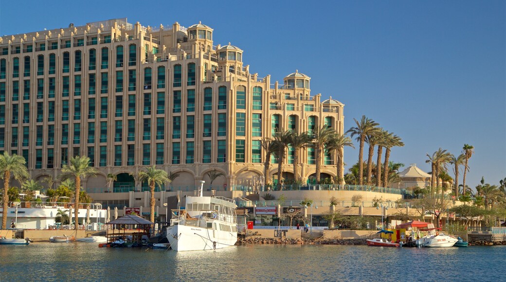 Eilat Marina og byder på et luksushotel eller -resort og en bugt eller havn