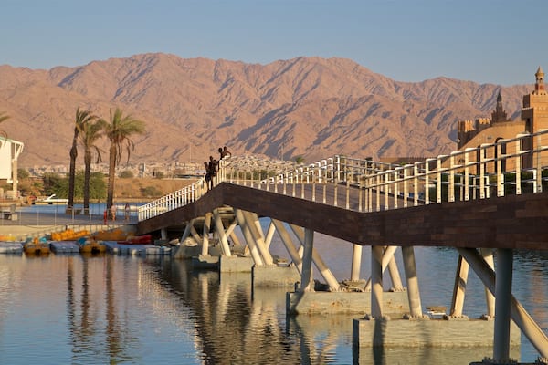 Puerto de Eilat ofreciendo un río o arroyo, un puente y montañas