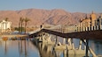 Jachthaven van Eilat toont een rivier of beek, bergen en een brug