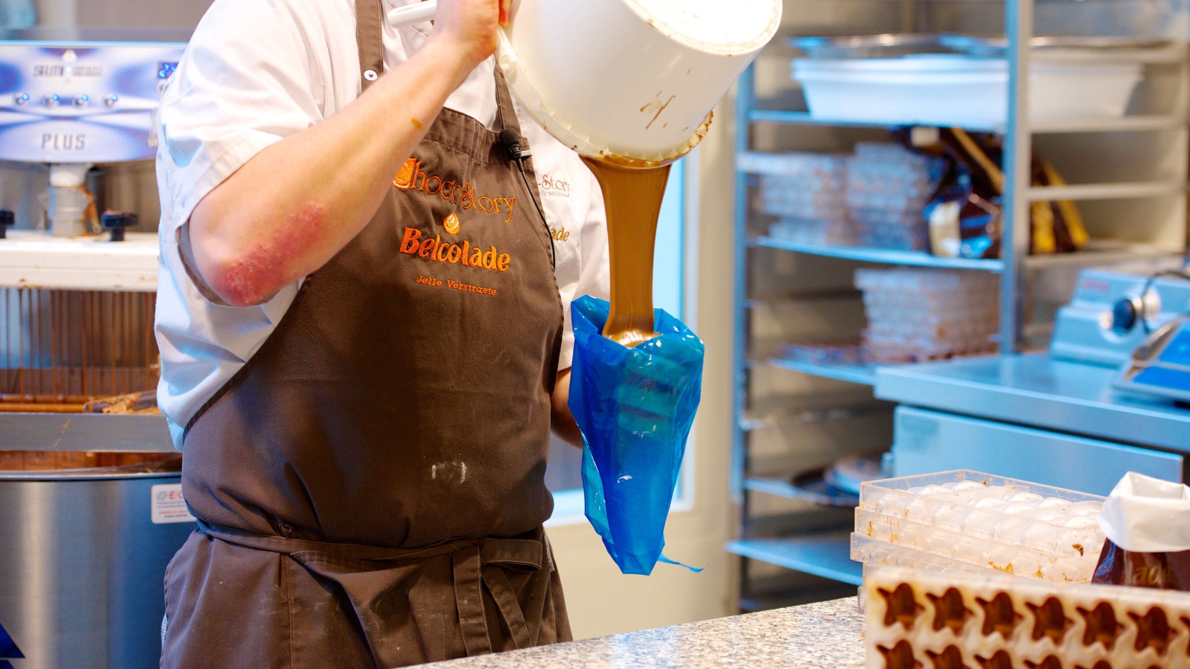 초코-스토리 박물관 을 보여주는 음식 과 실내 전경 뿐만 아니라 남자