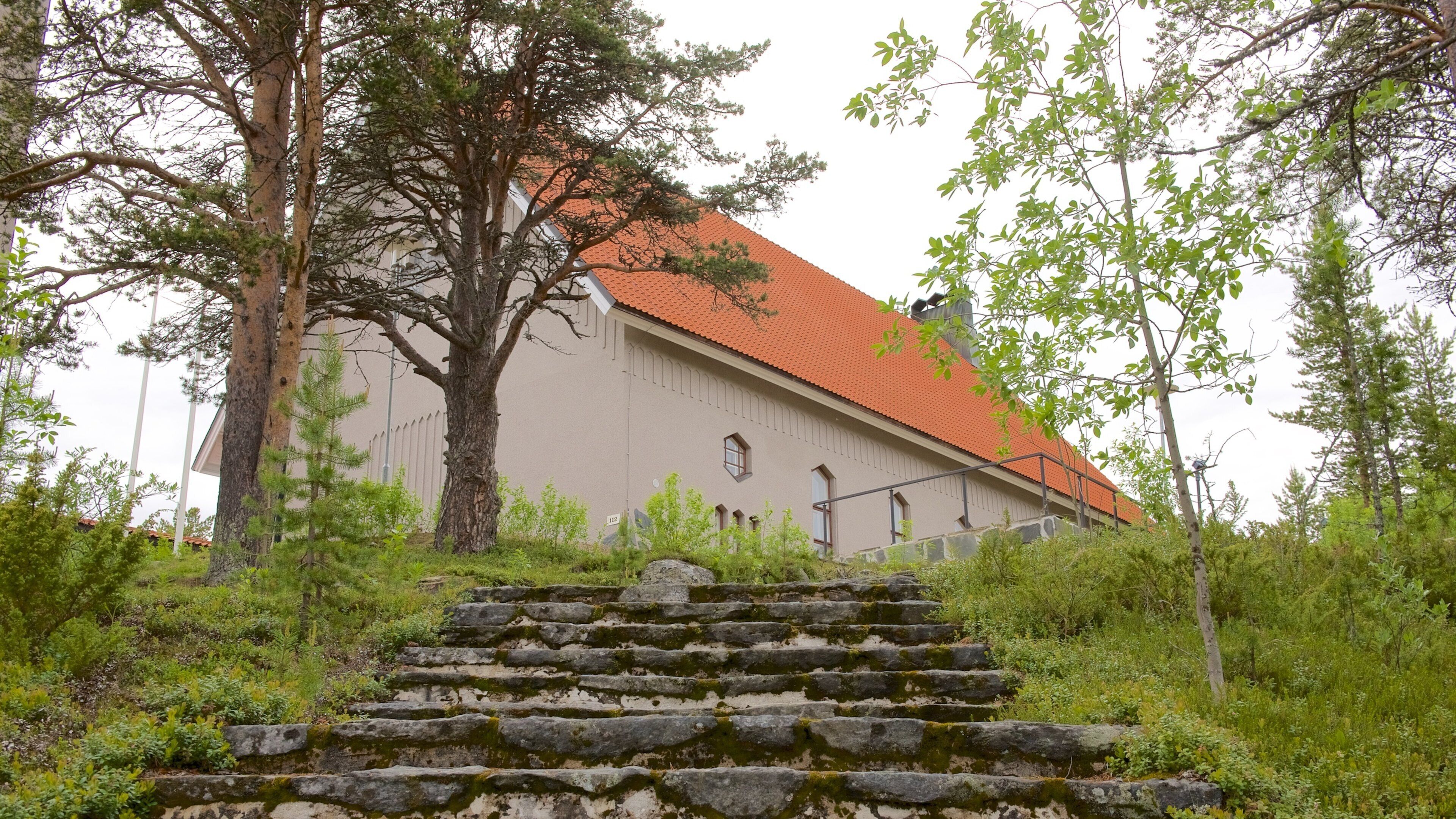 Iglesia de Enontekiö que incluye una iglesia o catedral y situaciones tranquilas