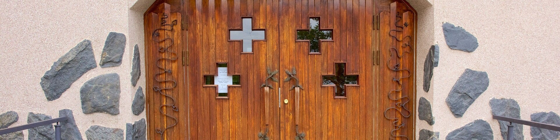 Igreja de Enontekiö mostrando uma igreja ou catedral