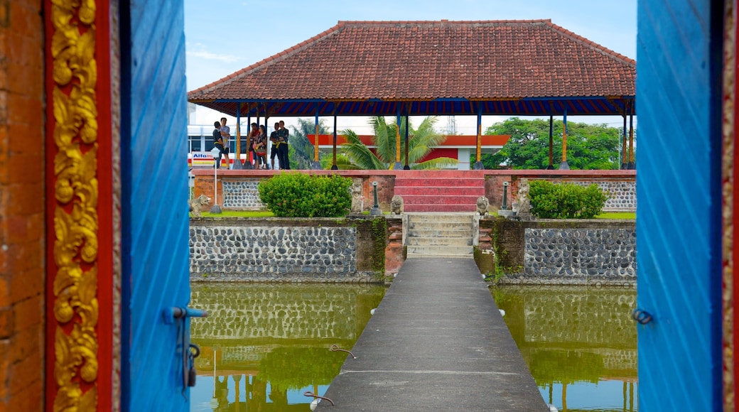 Tempio e Parco di Mayura che include tempio o luogo di culto e laghetto