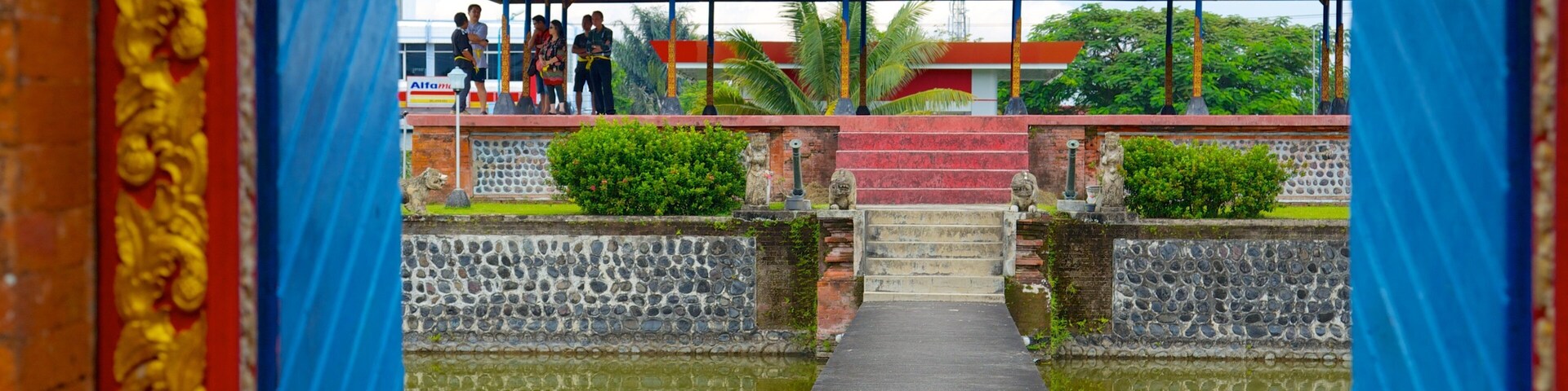 Mayura Temple and Park showing a temple or place of worship and a pond