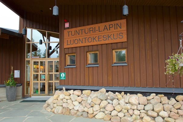 A wooden building with a sign reading "Tunturi-Lapin Juontokeskus".