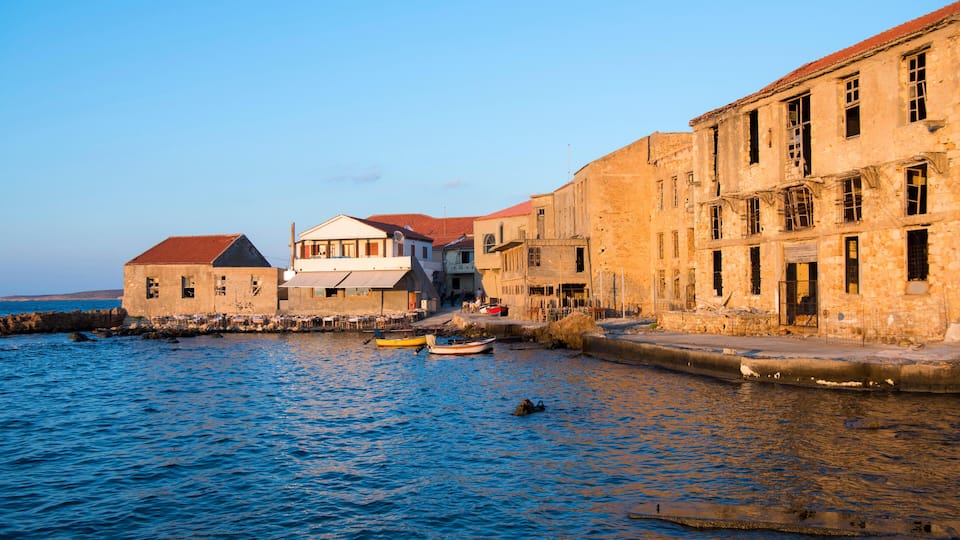 H89CMP Griechenland, Kreta, Chania, Tabakaria, Restaurant Thalssino Ageri liegt am Meer, inmitten verfallener Industrieruinen.