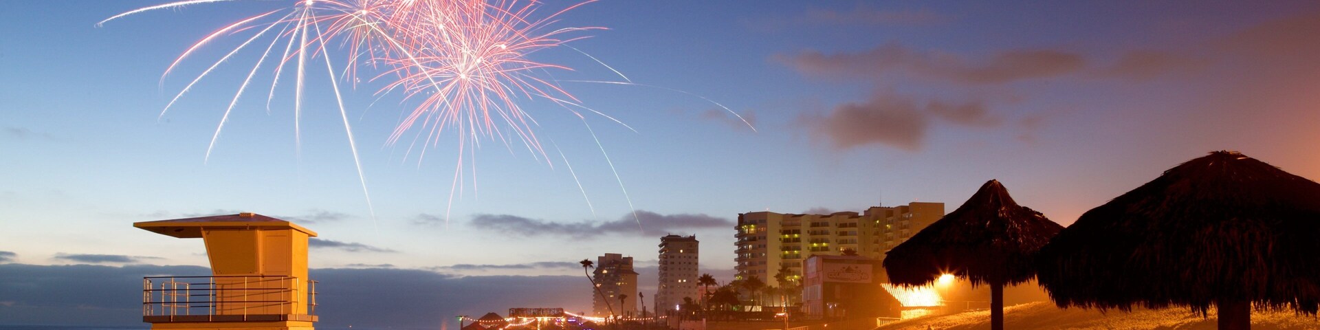 Rosarito que inclui uma praia de areia, cenas tropicais e um pôr do sol
