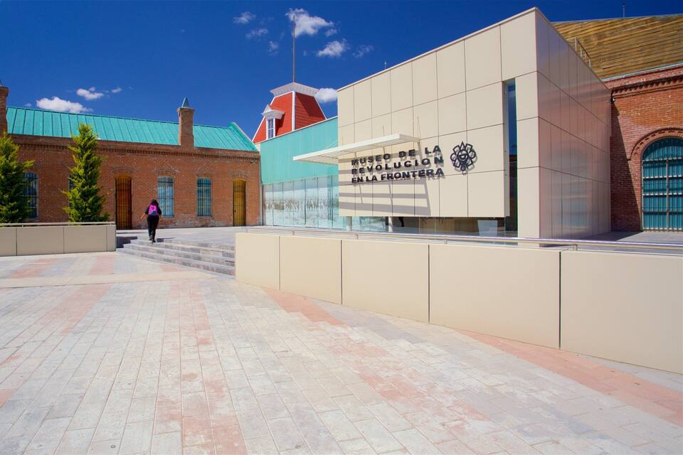 A modern building with a sign reading "Museo de la Evolucion en la Frontera".
