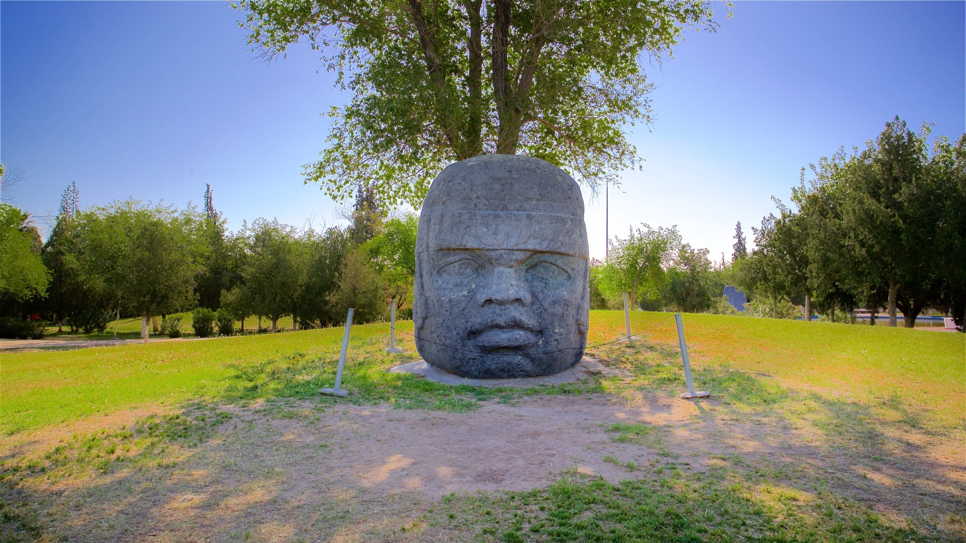 Chamizal Museum of Archaeology which includes a park and outdoor art