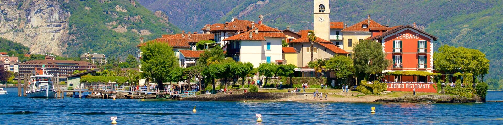 Isola dei Pescatori mettant en vedette petite ville ou village, lac ou étang et montagnes